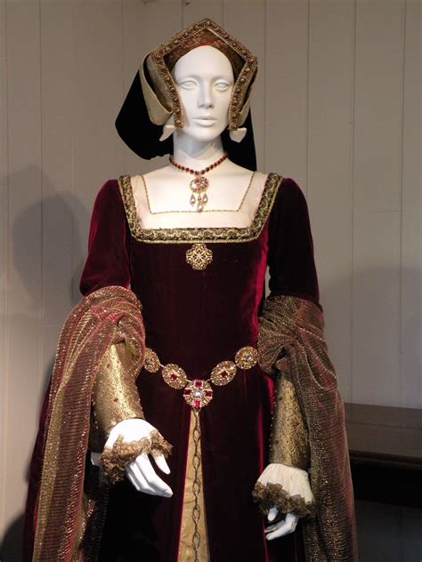 pictures of tudor clothes.